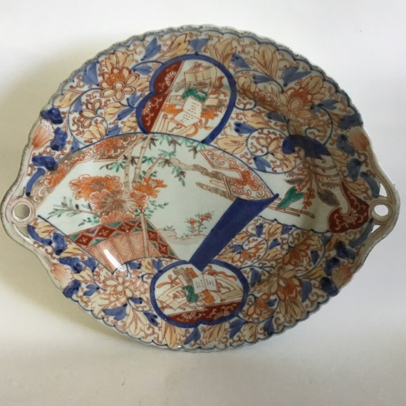 珍しい 19 世紀の日本製伊万里焼の 2 取っ手付き浅型大皿、福印、明治