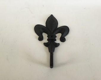 Regal Fleur De Lis Gancho de pared de metal, hierro fundido negro suave 7 "x 4 3/8" x 1 5/8 "