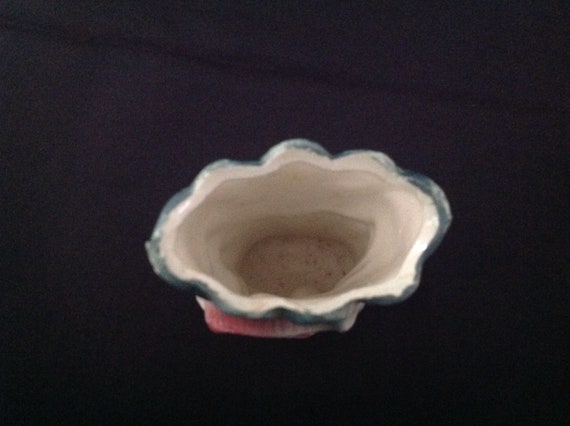 装飾的な金属製花瓶 象のハンドル付き 装飾的な金属製花瓶 象のハンドル付き 美術品・アンティーク