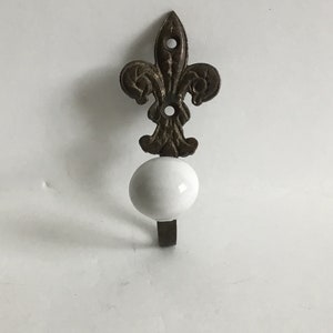 Metal Bronce Color Fleur De Lis Gancho de Pared Con Cerámico Blanco Finial L 3.25" W 1 3/8"