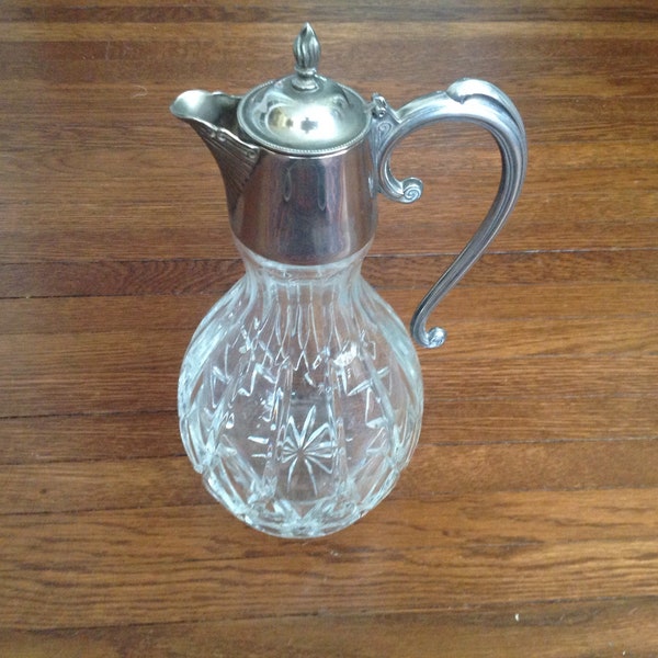 Cristal anglais Vintage Claret Jug avec poignée en métal argenté, bec verseur, couvercle H 12" parfait état.