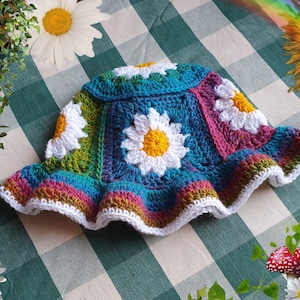 Psykedelisk prästkragehatt | Virkad hatt | Blommig hatt | Gardencore | Cottagecore | Faecore | Hippyflicka-estetik | Vårblommig hatt