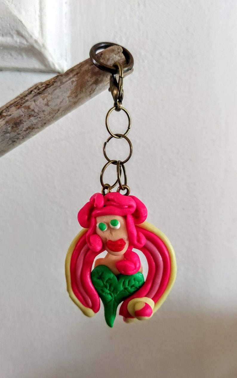 /'Madame Pink/' pendant