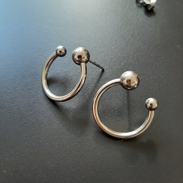 Cerceau d'haltères circulaire en argent brillant, cerceau en forme d'haltère en argent, cerceaux de boule, boucles d'oreilles cerceau de boule d'argent, boucles d'oreilles cerceau de boule, bijoux faits à la main