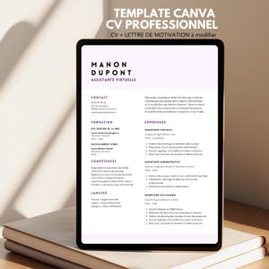 Op de afbeelding: Een digitale tablet toont een Franse cv-sjabloon met de naam "Manon Dupont" en de titel "Assistante Virtuelle". De cv bevat secties voor contactgegevens, opleiding, vaardigheden en ervaring. De tablet ligt op een stapel boeken.