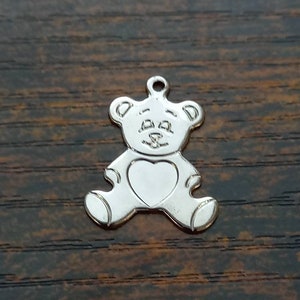 Zilverkleurige teddybeer bedel. Sieraden maken. Cadeau voor haar. Kralen aanbod. Versiering.