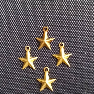 3D-Weihnachtsstern-Anhänger. Goldfarben.