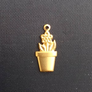 Pequeno pingente dourado. Charme de flor. Charme de vaso de flores. Charme de alta qualidade.