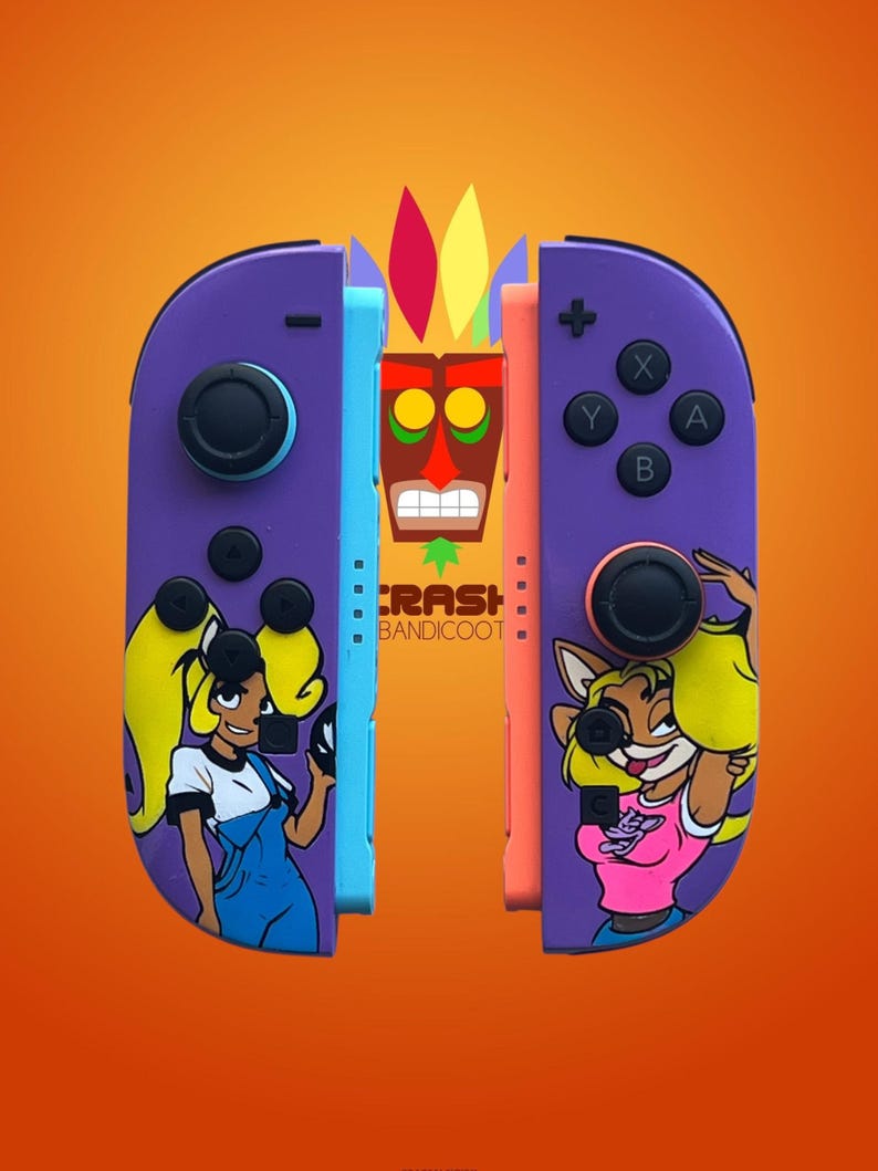 K&ouml;nnte beinhalten: Lila und orangefarbene Nintendo Switch Joy-Con-Controller mit Crash Bandicoot-Charakteren. Die Controller haben Charakterillustrationen und das Logo des Spiels. Der Hintergrund ist ein Orangegradient.