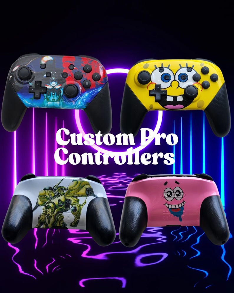 Op de afbeelding: Vier aangepaste Pro-controllers met unieke ontwerpen. E&eacute;n heeft een stripboekstijl, een andere heeft een SpongeBob SquarePants-thema, een derde heeft een robotontwerp en de laatste heeft een Patrick Star-ontwerp. De tekst "Custom Pro Controllers" staat in het midden.