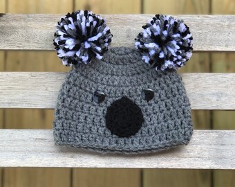 Baby Koala mit Pom-Pom Ohren Beanie Style Charakter Mütze