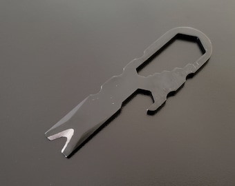 以下が含まれることがあります： 栓抜き、こじ開け、六角レンチが付いた黒いマルチツールです。
