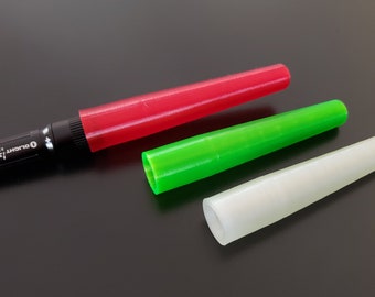 以下が含まれることがあります： 赤、緑、白の3本のグロースティック。グロースティックはすべて消灯しています。赤いグロースティックが最も長く、次に緑のグロースティック、そして白いグロースティックです。グロースティックはすべて柔軟なプラスチック素材でできています。