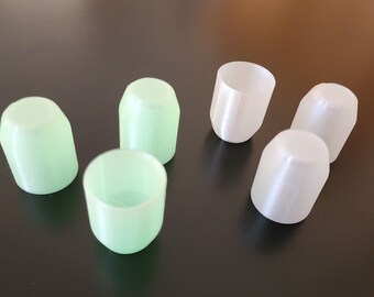 以下が含まれることがあります： 3Dプリンターで印刷されたカップが5つあり、3つは薄い緑色、2つは白色です。カップはすべて同じサイズと形です。