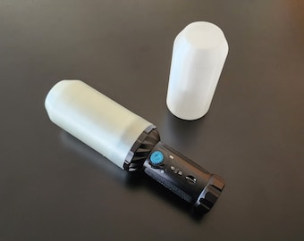 以下が含まれることがあります： 白いプラスチック製のケースに入った黒い懐中電灯。懐中電灯には青いノブとUSBポートが付いています。ケースは懐中電灯の保護カバーです。