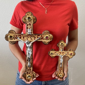 Großes Kruzifix für die Wand, katholisches Hochzeitskruzifix mit Kreuz aus Olivenholz und Relikten, Perlmuttkreuz, Holzkruzifix-Kreuzdekor