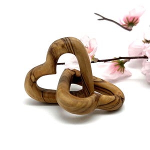 Corazones entrelazados de madera de olivo, regalo de aniversario de bodas tallado a mano, detalle para el Día de San Valentín.