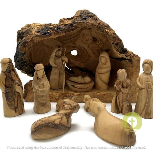 Belén de madera de olivo tallado en una rama de árbol, escena del pesebre de madera, adornos navideños de la Natividad hechos a mano.