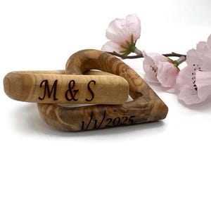 Personalisierte Interlocking Hearts Olivenholzherz, Geschenk zum Jahrestag für Paare mit Gravur, Valentinstaggeschenk für Ihn, Geschenk zum 5