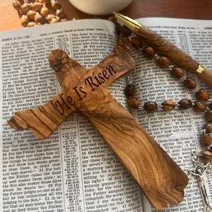 Croce in legno d'ulivo personalizzata, croce pasquale in legno incisa personalizzata, decorazione murale "È risorto", regali religiosi di Pasqua, croce della resurrezione