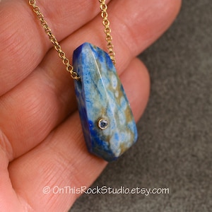 Denim Lapis, Calcit, Pyrit, Saphir, Naturstein Anhänger, Intarsia, Stein Inlay, 585er Gold