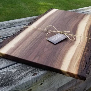 Rustico, bordo vivo, tagliere, salumeria, ceppo, vassoio da portata, centrotavola, noce nero, fatto a mano. Dimensioni personalizzate disponibili!