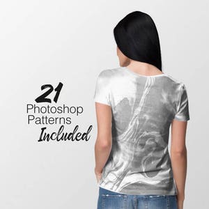 Puede incluir: Una persona lleva una camiseta blanca con un dise&ntilde;o abstracto gris. El texto "21 Photoshop Patterns Included" est&aacute; impreso en negro en el lado izquierdo de la imagen.