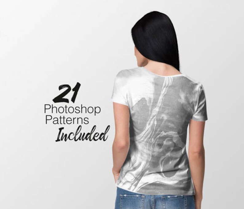 Puede incluir: Una persona lleva una camiseta blanca con un dise&ntilde;o abstracto gris. El texto "21 Photoshop Patterns Included" est&aacute; impreso en negro en el lado izquierdo de la imagen.