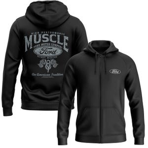 Può includere: Felpa con cappuccio nera con zip e stampa grigia sul davanti che dice "High Performance Muscle Ford Motor Company Ford Detroit, Michigan An American Tradition". Il retro della felpa ha un ovale grigio con la parola "Ford" al suo interno.