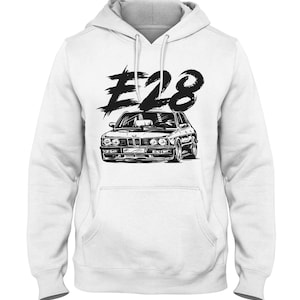 Könnte beinhalten: Weißer Hoodie mit einer Schwarzweiß-Illustration eines BMW E28 und dem Text "E28" in einer stilisierten Schrift.