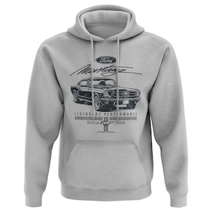 Könnte beinhalten: Ein grauer Kapuzenpullover mit einem Vintage-Grafikdruck eines Ford Mustang-Autos. Die Grafik enthält den Text "Ford Mustang" und "Legendary Performance Since 1964".