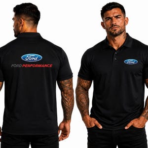 Peut inclure: Polo noir avec le logo Ford bleu et blanc sur la poitrine et le dos. Le dos du t-shirt affiche également "FORD PERFORMANCE" en texte rouge. Le t-shirt a des manches courtes et un col.