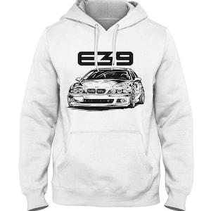 Może przedstawiać: Biała bluza z kapturem z czarno-białym rysunkiem samochodu BMW E39 i napisem "E39" z przodu.