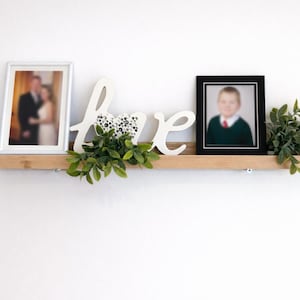 Prateleira flutuante escandinava em pinho natural para fotos | Prateleira de parede minimalista em madeira | Expositor de porta-retratos nórdico | Decoração para quarto de bebê