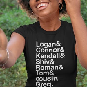 Nachfolge (mit Tom) | Logan, Connor, Kendall, Shiv, Roman, Tom, Cousin Greg | Schwarzes Band-T-Shirt
