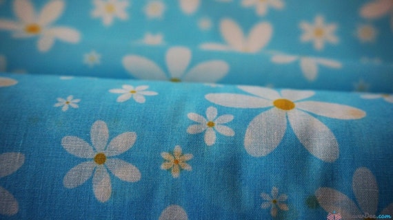 per metre small blue daisies polycotton fabric//material width 44/"