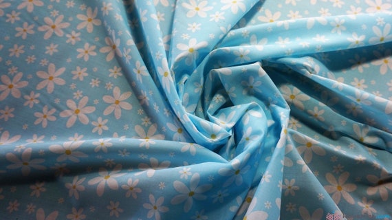 WHITE FLOWER//LEAF WIDTH 112 CM Free UK p/&p PRINTED POLYCOTTON FABRIC