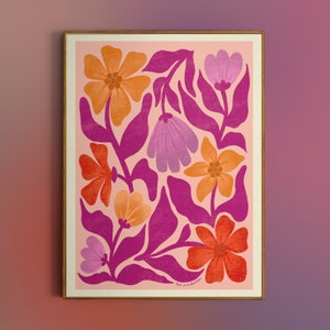 Peut inclure: Une impression florale rose et orange sur fond rose. Les fleurs sont stylisées et ont un style rétro. L'impression est encadrée dans un cadre en bois clair.