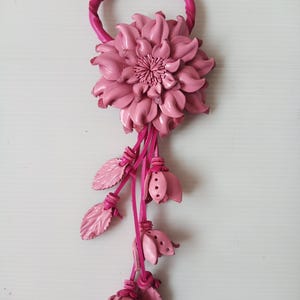Llavero artesanal de cuero genuino para mujer, llavero con diseño de flor, accesorio para bolso, Dalia n.° 1