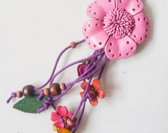 手作りの穴あきレザーフラワーキーホルダー、カラフルな花柄タッセル 手作りの穴あきレザーフラワーキーホルダー、カラフルな花柄タッセル