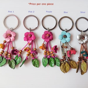El regalo perfecto: un llavero de cuero con flores para su bolso n.º 15