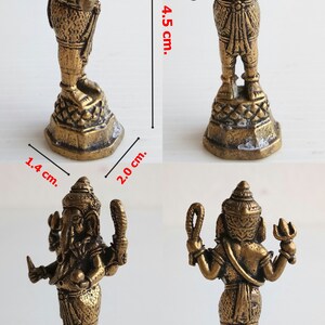 Może przedstawiać: Szczeg&oacute;łowa, brązowa statua hinduskiego boga Ganeshy, o wysokości 4,5 cm, z podstawą o wymiarach 2,0 cm na 1,4 cm. Statua jest przedstawiona w wielu widokach, prezentując jej skomplikowany design i cechy.