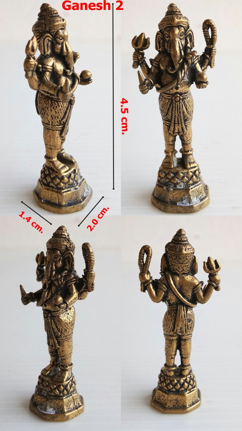 Może przedstawiać: Szczeg&oacute;łowa, brązowa statua hinduskiego boga Ganeshy, o wysokości 4,5 cm, z podstawą o wymiarach 2,0 cm na 1,4 cm. Statua jest przedstawiona w wielu widokach, prezentując jej skomplikowany design i cechy.