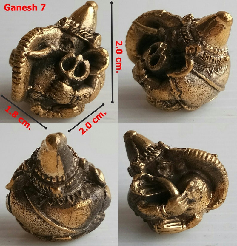 Może przedstawiać: Mała, brązowa statua Ganeshy. Statua ma około 1,8 cm szerokości, 2,0 cm długości i 2,0 cm wysokości. Obraz przedstawia statuę z wielu perspektyw, podkreślając jej skomplikowane szczeg&oacute;ły i design.