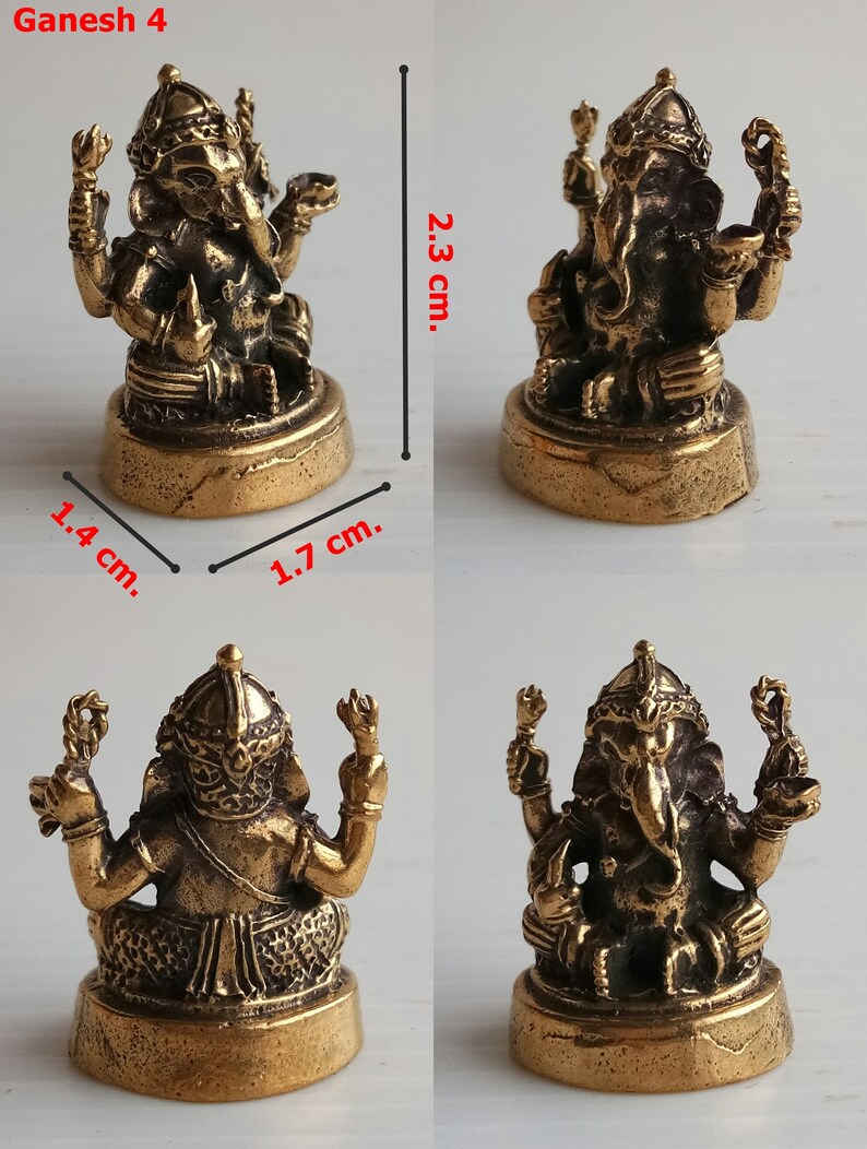 Może przedstawiać: Mała, brązowa statua Ganeshy, o wysokości około 2,3 cm, szerokości 1,7 cm i głębokości 1,4 cm. Statua przedstawia hinduskie b&oacute;stwo Ganeszę z wieloma ramionami i głową słonia. Podstawa to prostokąt o zaokrąglonych krawędziach. Obraz jest oznaczony jako "Ganesh 4".