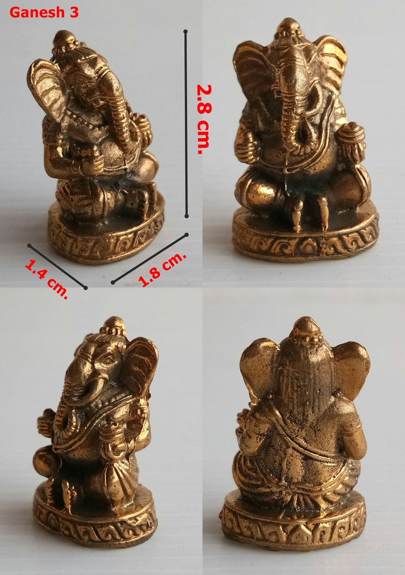 Może przedstawiać: Mała, brązowa statua hinduskiego boga Ganeshy, siedzącego w pozycji medytacyjnej. Statua ma 2,8 cm wysokości, 1,8 cm szerokości i 1,4 cm głębokości. Podstawa jest misternie zdobiona. Obraz jest oznaczony jako "Ganesh 3".