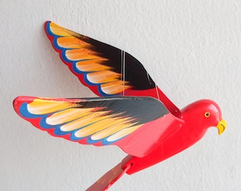 Móvil de madera artesanal con loro rojo, pájaro volador dinámico, decoración de jardín, regalo tropical