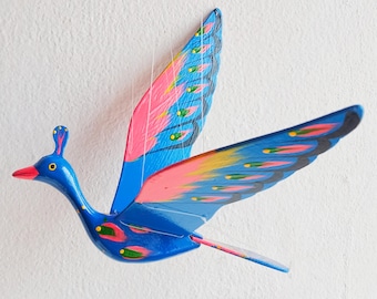 Móvil de madera artesanal con forma de pavo real azul. Exquisita decoración de jardín con aves voladoras.