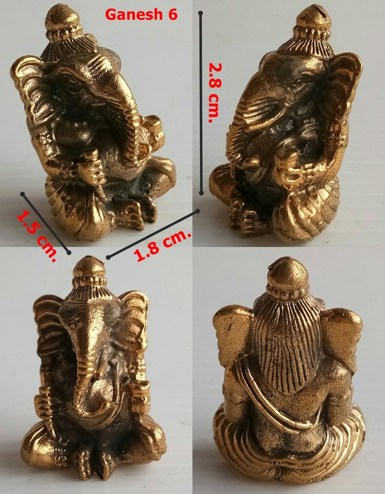 Może przedstawiać: Mała, brązowa statua Ganeshy. Figurka ma 2,8 cm wysokości, 1,8 cm szerokości i 1,5 cm głębokości. Statua przedstawia hinduskie b&oacute;stwo Ganeszę w pozycji siedzącej, ze skomplikowanymi detalami.