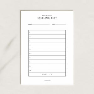 Peut inclure: Une feuille de test d'orthographe blanche avec les mots "WEEKLY WORDS SPELLING TEST" en haut. La feuille comporte des lignes pour le nom, la date et dix mots d'orthographe numérotés, avec une section de score en bas.